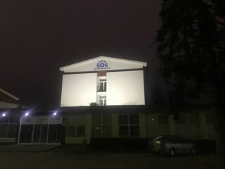 Osvetelenie nového loga na škole