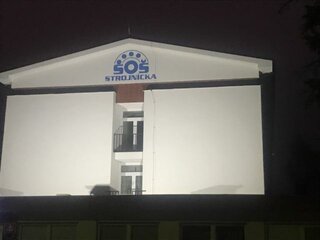 Osvetelenie nového loga na škole