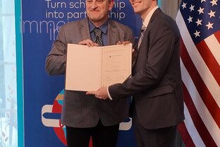Zväčšiť fotografiu - Prevzatie prestížneho ocenenia