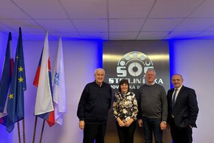 Zväčšiť fotografiu - Vianočné stretnutie vedenia školy s bývalými riaditeľmi našej školy