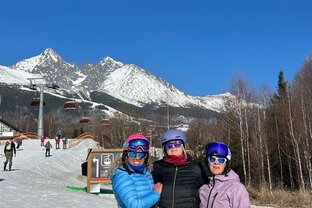 Zväčšiť fotografiu - Žiaci tried 1.b a 1.d na 1. turnuse lyžiarskeho výcviku v krásnom prostredí tatranskej lomnice.