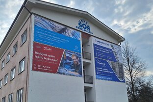 Zväčšiť fotografiu - Spolupráca so zamestnávateľmi viditeľná aj na budove školy