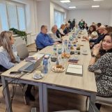 Včera sa na pôde našej školy uskutočnilo významné pracovné stretnutie, na ktorom sa stretli partneri školy a členovia projektového tímu Národného projektu Centrá excelentnosti odborného vzdelávania a prípravy (NP CEOVP). Cieľom stretnutia bolo diskutovať o ďalšom postupe pri implementácii inovatívnych metodík a nástrojov, ktoré sú nevyhnutné pre zvyšovanie kvality odborného vzdelávania na našej škole.  Po úvodnom predstavení jednotlivých účastníkov stretnutia sa slova ujal riaditeľ školy, Peter Tamaši, ktorý podrobne informoval prítomných o priebehu implementácie Modelu metodiky NP CEOVP. Riaditeľ školy tiež informoval o dôležitej úlohe, ktorú zohráva vypracovanie a finalizácia Stratégie kvality CEOVP, ktorá by mala slúžiť ako kľúčový nástroj pri nastavovaní a monitorovaní kvality vzdelávacieho procesu na našich odborných školách.  V diskusii sa všetci prítomní zhodli na dôležitosti úzkej spolupráce medzi školami, odborníkmi z praxe a ďalšími vzdelávacími inštitúciami, aby sa dosiahli spoločné vízie a ciele pri implementácii Modelu metodiky CEOVP. Navrhli sa konkrétne oblasti spolupráce, ako sú zdieľanie odborných poznatkov, organizovanie spoločných seminárov, vytváranie flexibilných vzdelávacích programov a zlepšovanie prístupu k moderným technológiám v oblasti odborného vzdelávania.  Všetci účastníci stretnutia vyjadrili svoj záujem o ďalšiu spoluprácu a rozvoj spoločných projektov, ktoré prinesú konkrétne a merateľné zlepšenia v oblasti odborného vzdelávania a prípravy.  Tešíme sa na pokračovanie tejto produktívnej spolupráce, ktorá bude určite prínosom pre našich študentov, učiteľov a celkový rozvoj odborného vzdelávania v našej krajine. Spoločne budeme pokračovať v napĺňaní cieľov, ktoré si stanovujeme v rámci tohto dôležitého národného projektu.  Týmto stretnutím sa otvorila nová kapitola v rámci spolupráce v oblasti odborného vzdelávania, ktorá prispeje k vyššej kvalite výučby a lepšiemu vybaveniu našich študentov potrebnými zručnosťami pre úspešný vstup na trh práce.     Za účasť na stretnutí ďakujeme nasledovným partnerom školy:  Žilinská regionálna komora SOPK, Sekcia odborného, ďalšieho a celoživotného vzdelávania, Žilina   Trenčiansky samosprávny kraj, odbor školstva a kultúry, Trenčín  Stredná odborná škola technická, Čadca  Stredná odborná škola technická Dubnica nad Váhom, Dubnica nad Váhom   Spojená škola Martin  thyssenkrupp rothe erde Slovakia, a.s., Považská Bystrica  Danfoss Power Solutions a.s., Považská Bystrica  MIKROTECH, s.r.o., Považská Bystrica  POWER Grid, s.r.o., Považská Bystrica  Spanner SK, k.s., Považská Bystrica  Trenčianska univerzita - FPT Púchov  Trenčianska univerzita - FŠT Trenčín  Vysoká škola DTI, s.r.o., Dubnica nad Váhom   Žilinská univerzita - SjF Žilina   Klaster zamestnávateľov a SOŠ strojníckej v Považskej Bystrici - podpora odborného vzdelávania