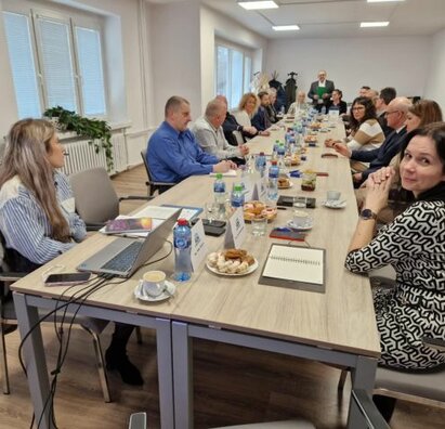 Včera sa na pôde našej školy uskutočnilo významné pracovné stretnutie, na ktorom sa stretli partneri školy a členovia projektového tímu Národného projektu Centrá excelentnosti odborného vzdelávania a prípravy (NP CEOVP). Cieľom stretnutia bolo diskutovať o ďalšom postupe pri implementácii inovatívnych metodík a nástrojov, ktoré sú nevyhnutné pre zvyšovanie kvality odborného vzdelávania na našej škole.  Po úvodnom predstavení jednotlivých účastníkov stretnutia sa slova ujal riaditeľ školy, Peter Tamaši, ktorý podrobne informoval prítomných o priebehu implementácie Modelu metodiky NP CEOVP. Riaditeľ školy tiež informoval o dôležitej úlohe, ktorú zohráva vypracovanie a finalizácia Stratégie kvality CEOVP, ktorá by mala slúžiť ako kľúčový nástroj pri nastavovaní a monitorovaní kvality vzdelávacieho procesu na našich odborných školách.  V diskusii sa všetci prítomní zhodli na dôležitosti úzkej spolupráce medzi školami, odborníkmi z praxe a ďalšími vzdelávacími inštitúciami, aby sa dosiahli spoločné vízie a ciele pri implementácii Modelu metodiky CEOVP. Navrhli sa konkrétne oblasti spolupráce, ako sú zdieľanie odborných poznatkov, organizovanie spoločných seminárov, vytváranie flexibilných vzdelávacích programov a zlepšovanie prístupu k moderným technológiám v oblasti odborného vzdelávania.  Všetci účastníci stretnutia vyjadrili svoj záujem o ďalšiu spoluprácu a rozvoj spoločných projektov, ktoré prinesú konkrétne a merateľné zlepšenia v oblasti odborného vzdelávania a prípravy.  Tešíme sa na pokračovanie tejto produktívnej spolupráce, ktorá bude určite prínosom pre našich študentov, učiteľov a celkový rozvoj odborného vzdelávania v našej krajine. Spoločne budeme pokračovať v napĺňaní cieľov, ktoré si stanovujeme v rámci tohto dôležitého národného projektu.  Týmto stretnutím sa otvorila nová kapitola v rámci spolupráce v oblasti odborného vzdelávania, ktorá prispeje k vyššej kvalite výučby a lepšiemu vybaveniu našich študentov potrebnými zručnosťami pre úspešný vstup na trh práce.     Za účasť na stretnutí ďakujeme nasledovným partnerom školy:  Žilinská regionálna komora SOPK, Sekcia odborného, ďalšieho a celoživotného vzdelávania, Žilina   Trenčiansky samosprávny kraj, odbor školstva a kultúry, Trenčín  Stredná odborná škola technická, Čadca  Stredná odborná škola technická Dubnica nad Váhom, Dubnica nad Váhom   Spojená škola Martin  thyssenkrupp rothe erde Slovakia, a.s., Považská Bystrica  Danfoss Power Solutions a.s., Považská Bystrica  MIKROTECH, s.r.o., Považská Bystrica  POWER Grid, s.r.o., Považská Bystrica  Spanner SK, k.s., Považská Bystrica  Trenčianska univerzita - FPT Púchov  Trenčianska univerzita - FŠT Trenčín  Vysoká škola DTI, s.r.o., Dubnica nad Váhom   Žilinská univerzita - SjF Žilina   Klaster zamestnávateľov a SOŠ strojníckej v Považskej Bystrici - podpora odborného vzdelávania