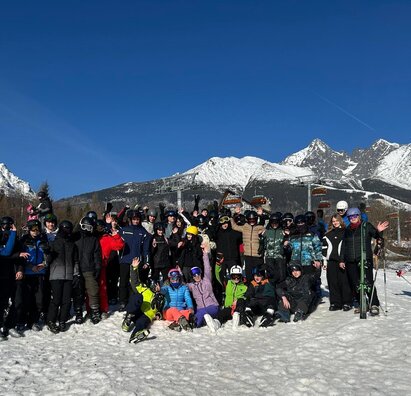 Žiaci tried 1.B a 1.D na 1. turnuse lyžiarskeho výcviku v krásnom prostredí Tatranskej Lomnice.