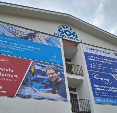 Spolupráca so zamestnávateľmi viditeľná aj na budove školy