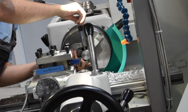 2413 K mechanik strojov a zariadení - oprava a údržba CNC strojov a robotizácia 