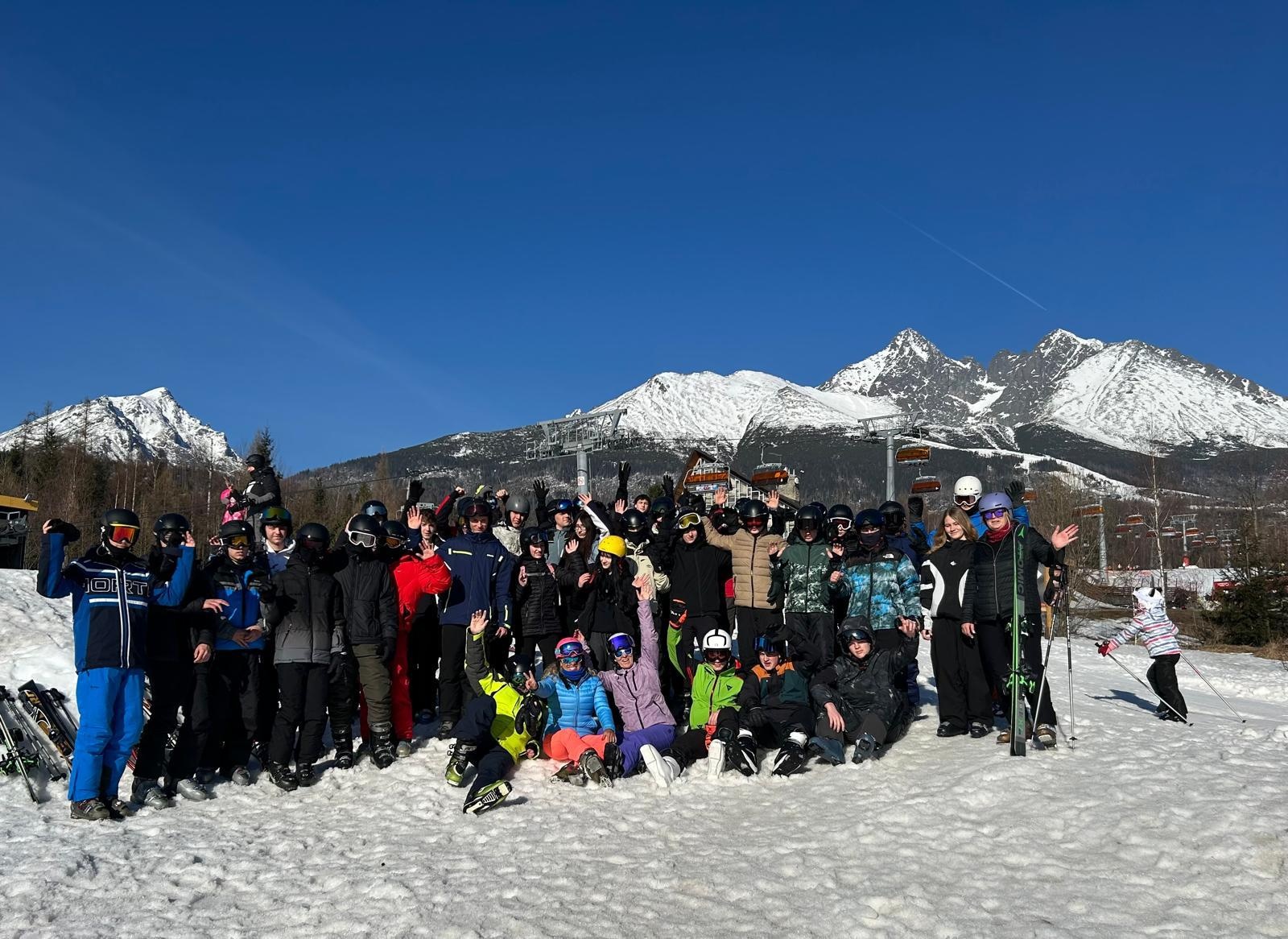 Žiaci tried 1.B a 1.D na 1. turnuse lyžiarskeho výcviku v krásnom prostredí Tatranskej Lomnice.